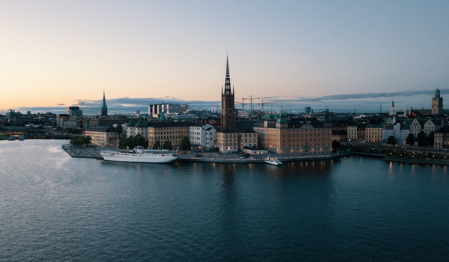 Bilden visar gamla stan i stockholm en sommarkväll.