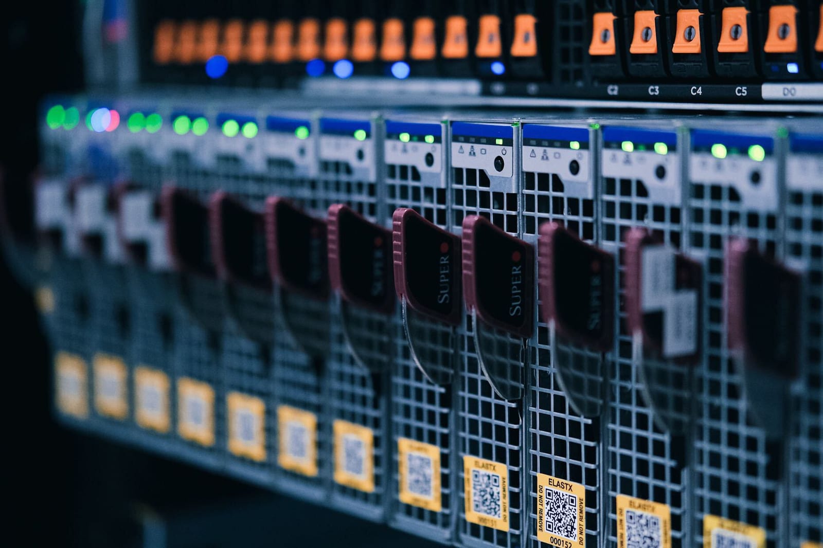 Image of server with a QR-code that leads to https://elastx.se/en/openstack