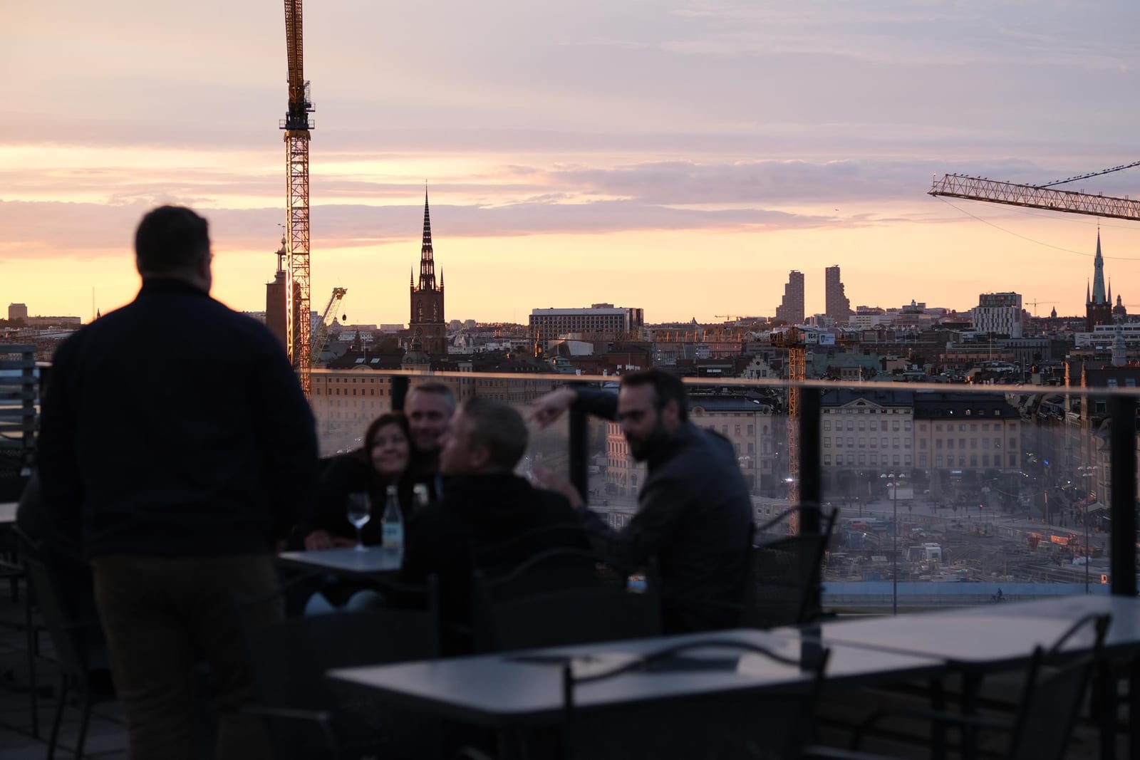 Solnedgång på takterrassen med vy över Stockholm