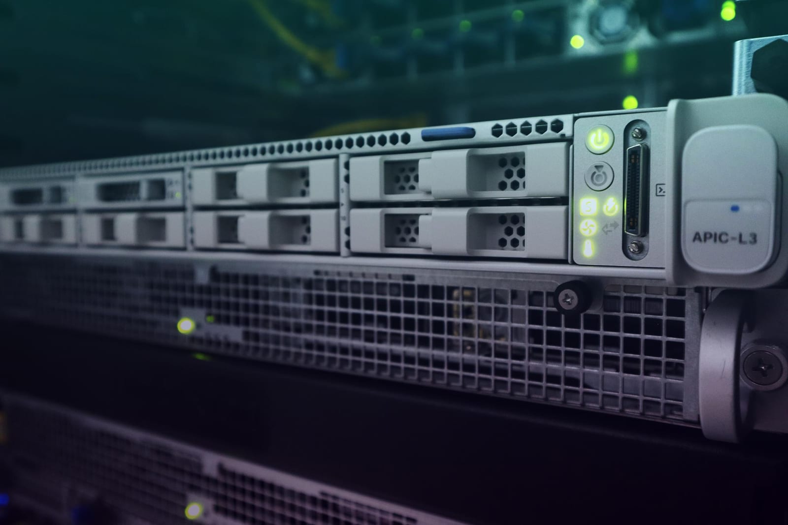 Ett snett fotografi från en gång i ett datacenter där rack efter rack radas efter varandra